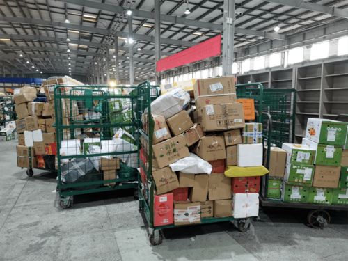 年貨開啟“春運(yùn)”模式 臘味、水果、特產(chǎn)已在路上 | 道路貨物運(yùn)輸忙不停